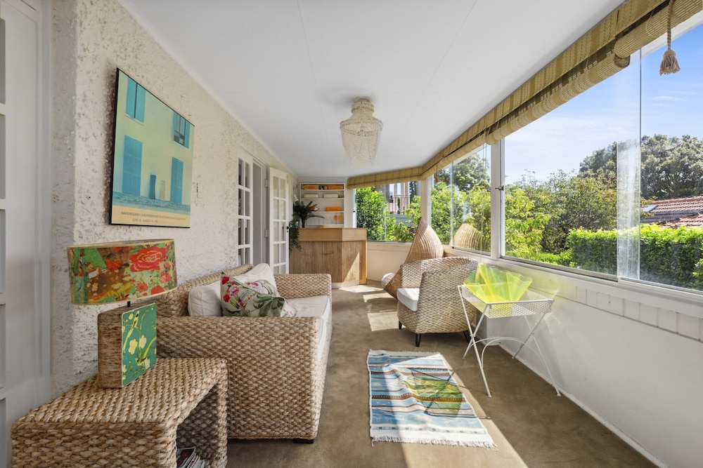 Poolside Stay - Close to Taronga Zoo & Luna Park