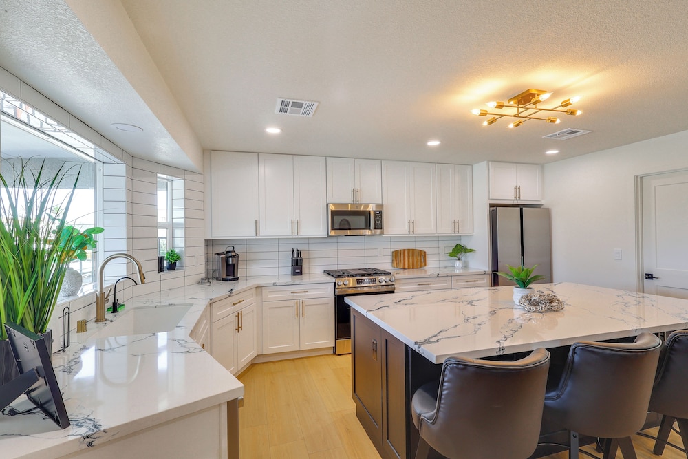 2 Mi to Windsor Beach! Updated, Sleek Family Home