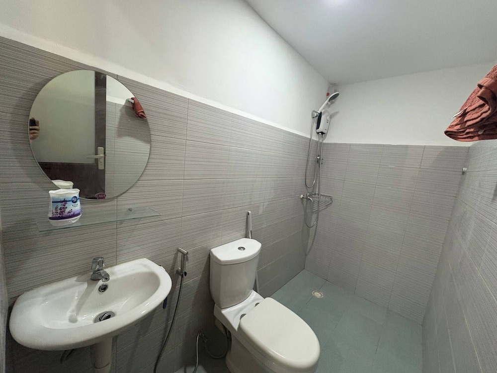 Near Mactan International Airport Condo With Private Entrance and Shared Pool