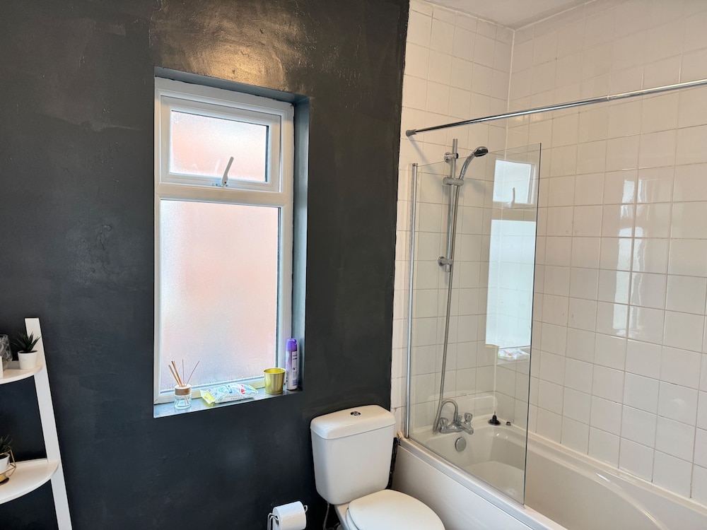 Manchester - House - Sleeps 6 - Parking - Garden