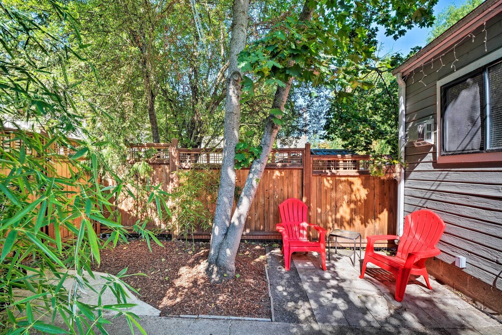 Ashland Vacations - Warm Inviting Ashland Cottage < Half-mile to SOU - Property Image 4