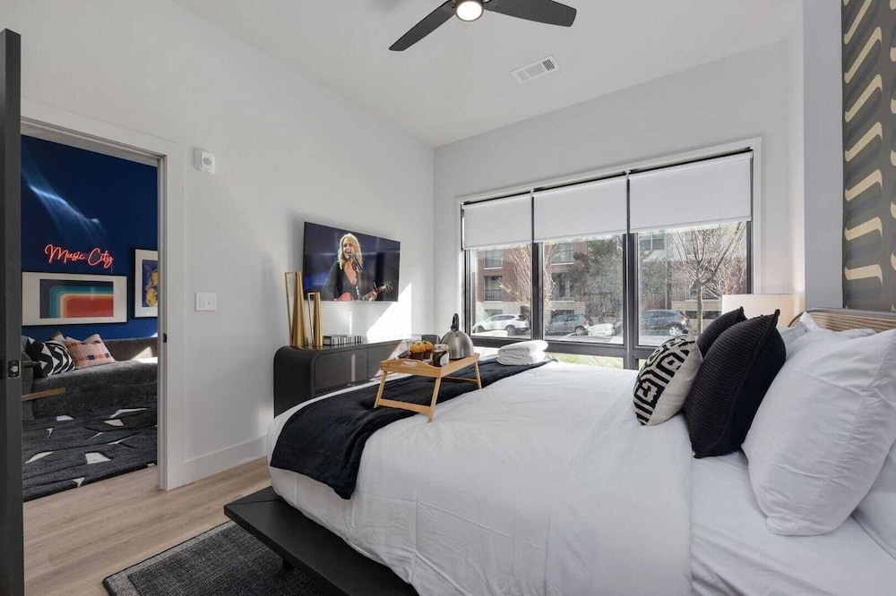 2 Modern Apartments in Heart of Midtown, Walkable Location Patio, Pool & Gym