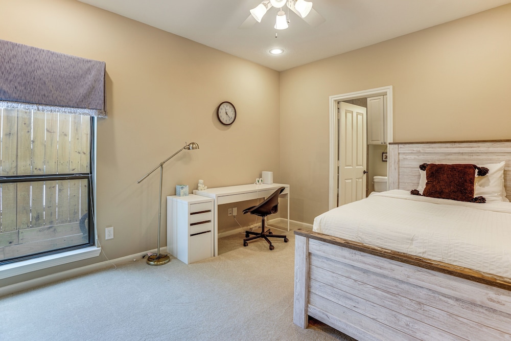 Walk to Shops & Eats: Family Retreat in Houston