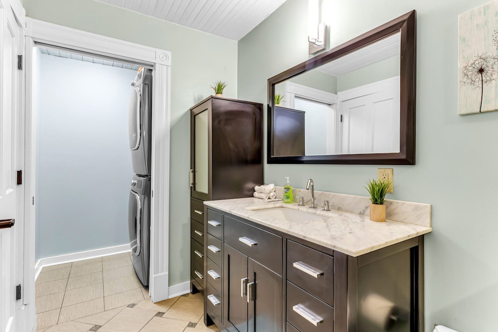 The Elm St Suite - Downtown Condo view 3