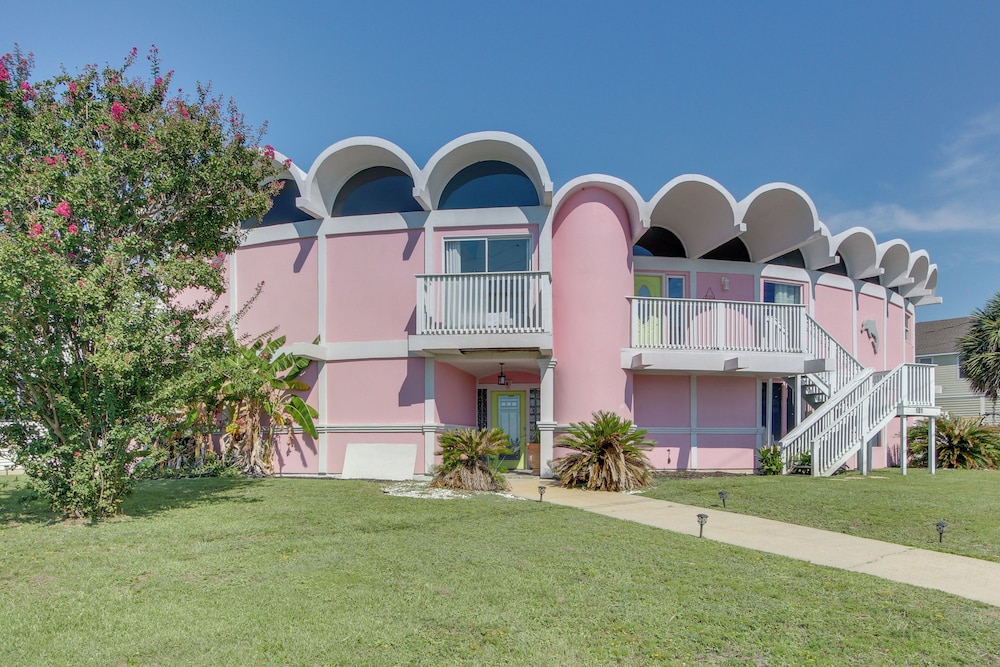 Walk to Beach: Unique Family Gem in Pass Christian