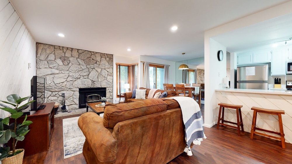 Snowcreek III 441 Pet-Friendly, BBQ Grill, Updated and On the Snowcreek Meadow by RedAwning