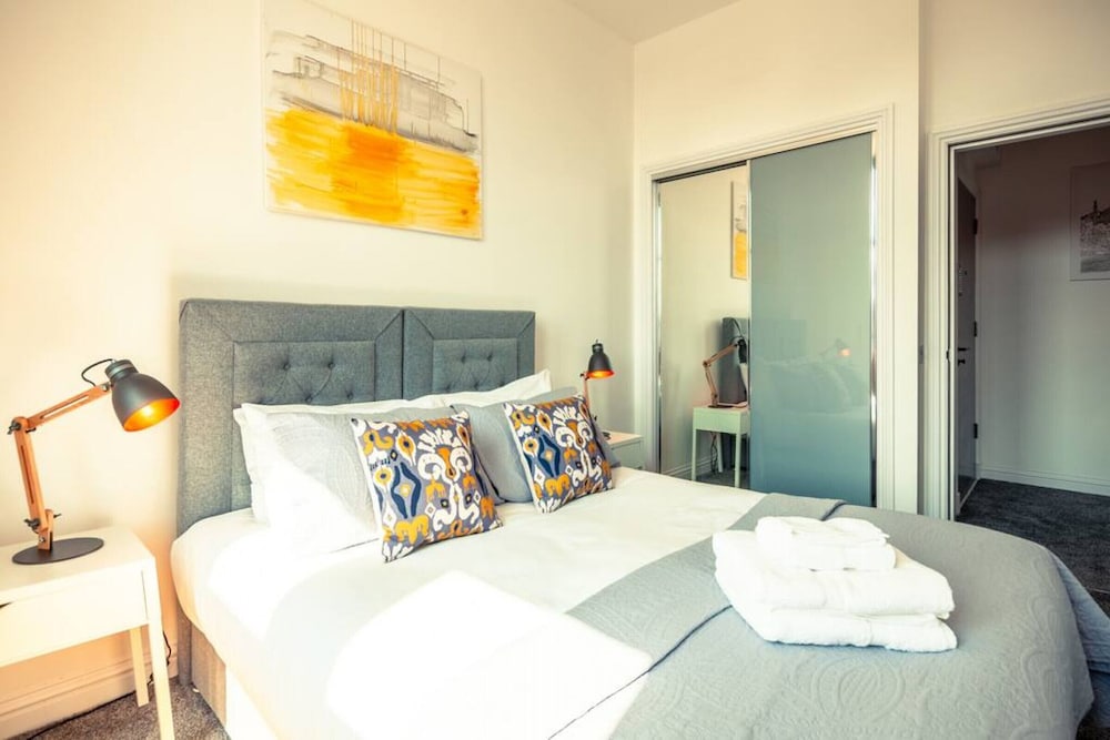 Maritime House - Luxury 2 Bed High Spec Apartment w Private Parking view 4