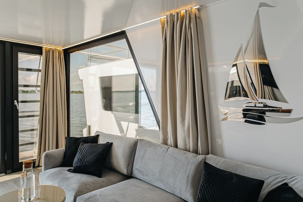 HT Houseboats