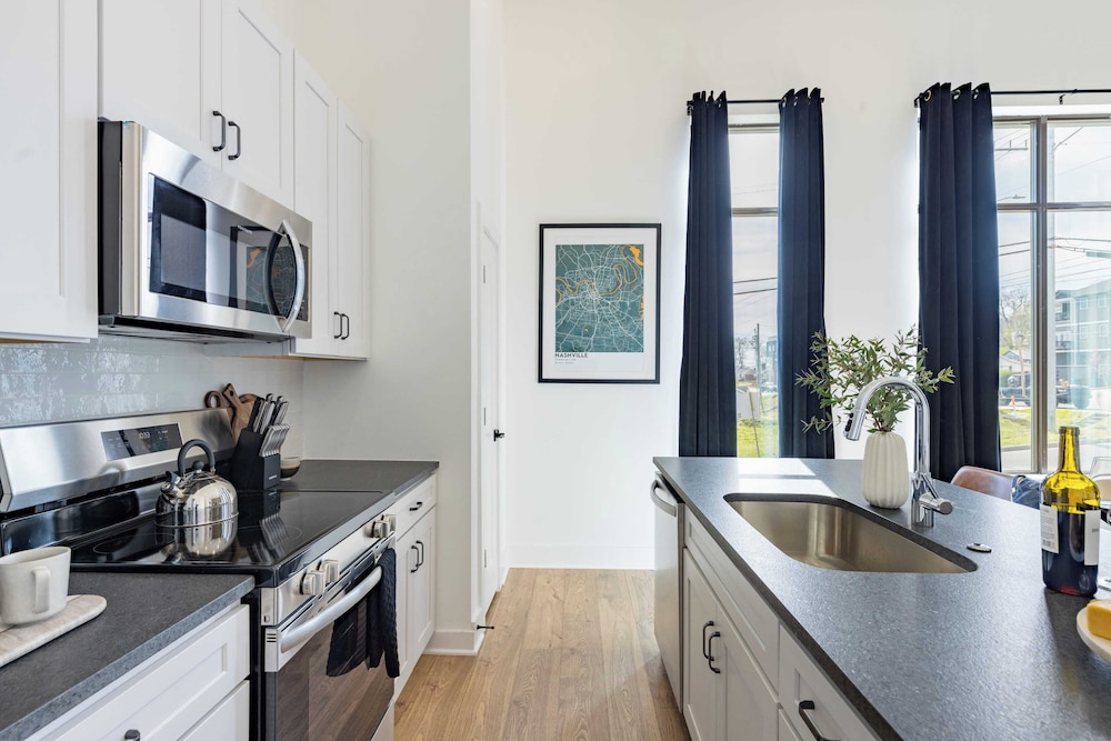 New Build Sleeps 12, 2 Condos, Modern Design Near Downtown Nashville