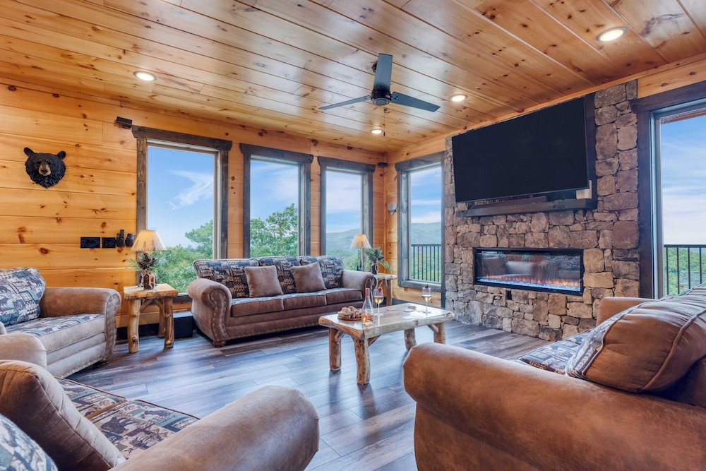 2 Homes Firefly Trail Way by Avantstay Sleeps 28, Indoor Pool + Hot Tub + Movie Theater & Game Room