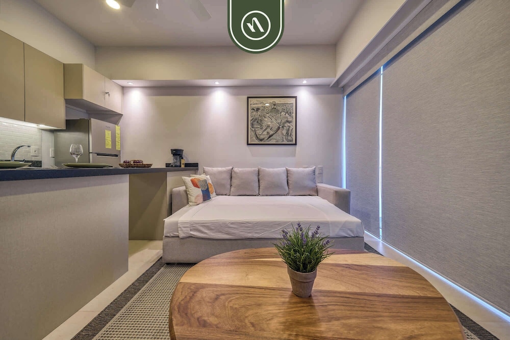 Brand New 1 BR Condo - Pool - Jacuzzi - Gym
