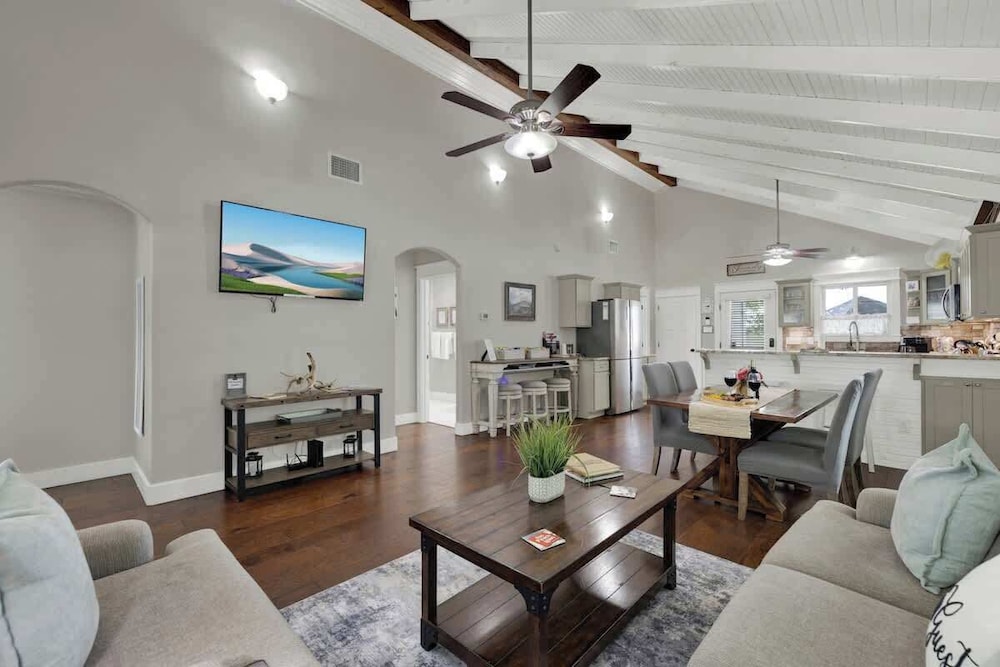 Charming Cottage-3 Mins to Downtown-pet Friendly!