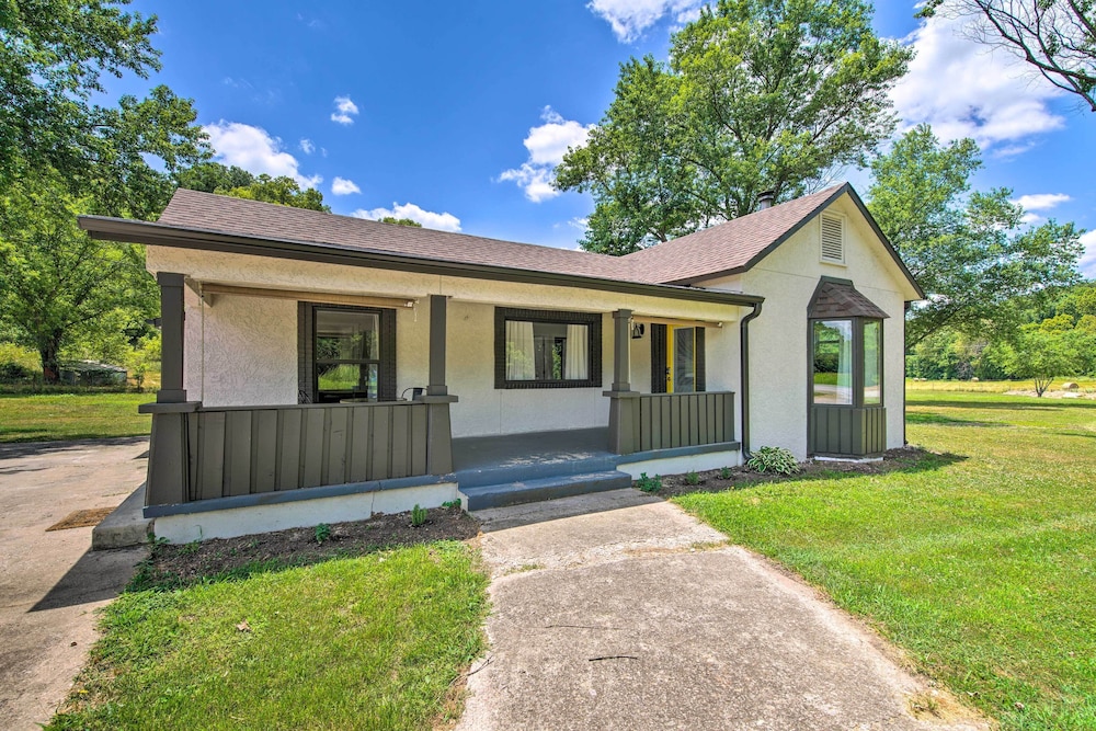 Bright Home w/ Fire Pit, Near Back 40 Trail! view 5