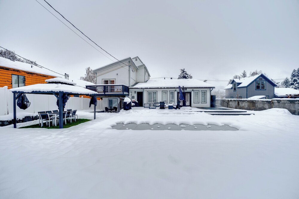 2 Blocks to Downton Chelan: Home w/ Hot Tub!