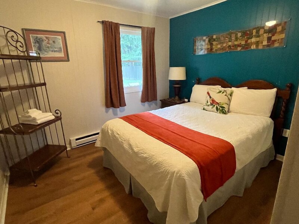 Meadowlark Motel with Restaurant & Bar