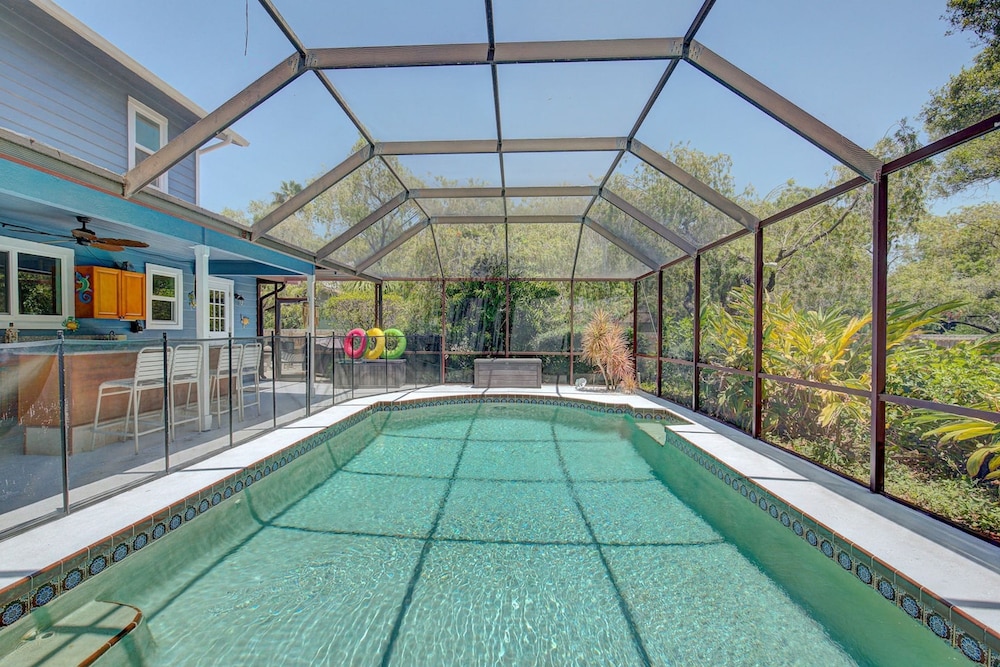 Spacious 4 3 Retreat- Heated Pool-playroom