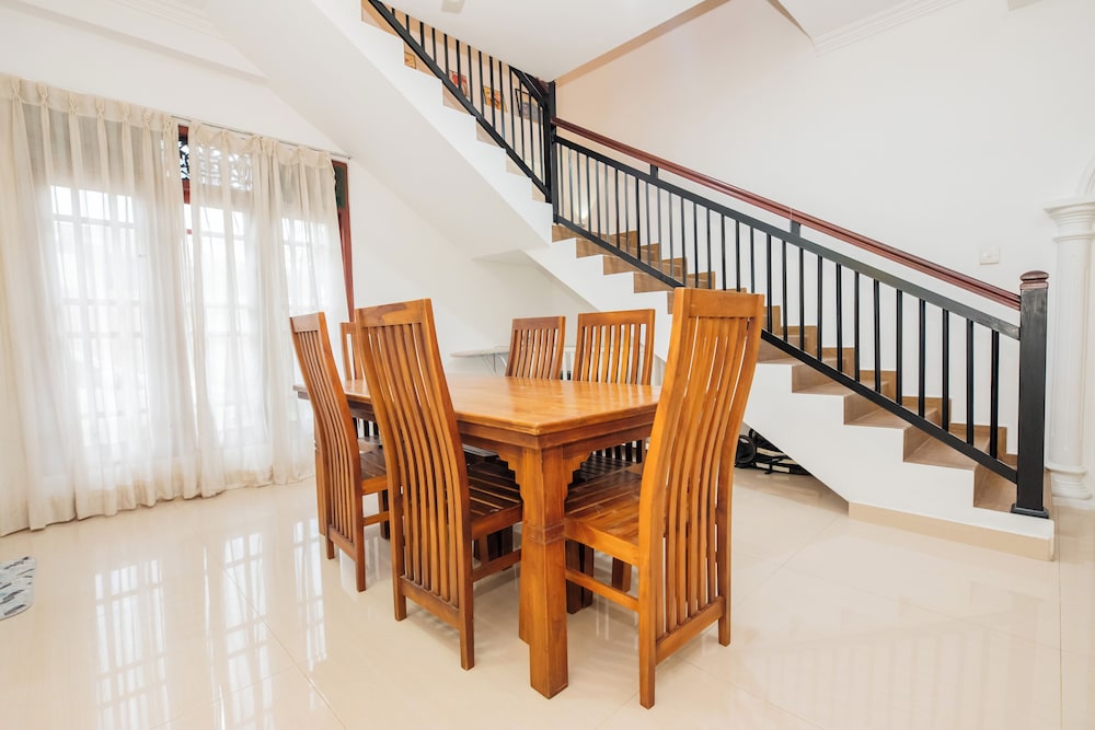 Villa Almond Leaf