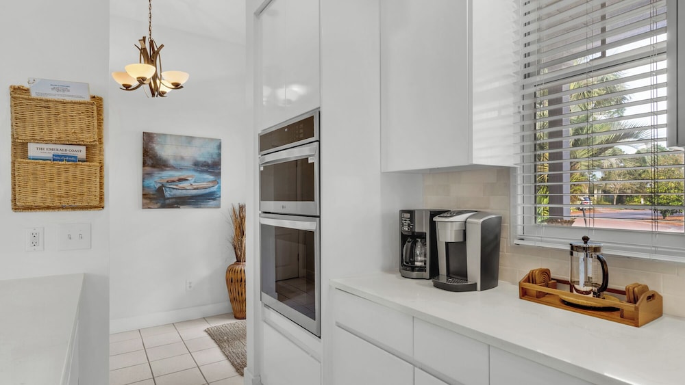 Charming Beach Cottage, 2 Pools and Tennis Access + Free Attraction Tickets!