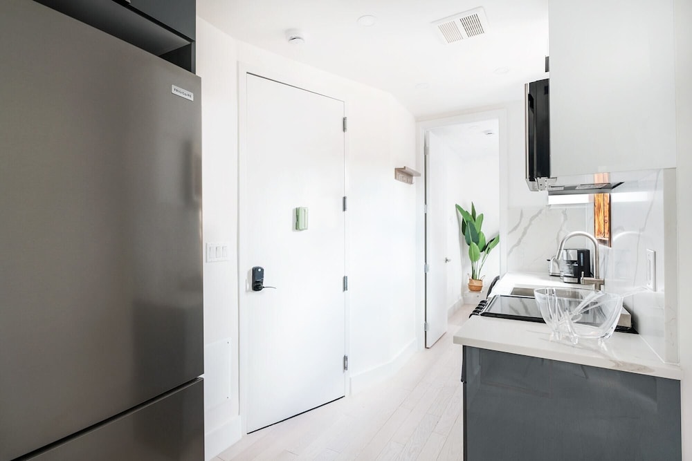 48 Midtown West Apt
