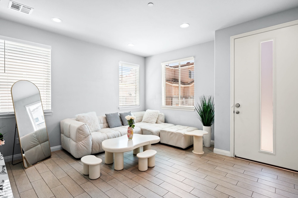 Modern Spacious Home Bright Family Group Friendly