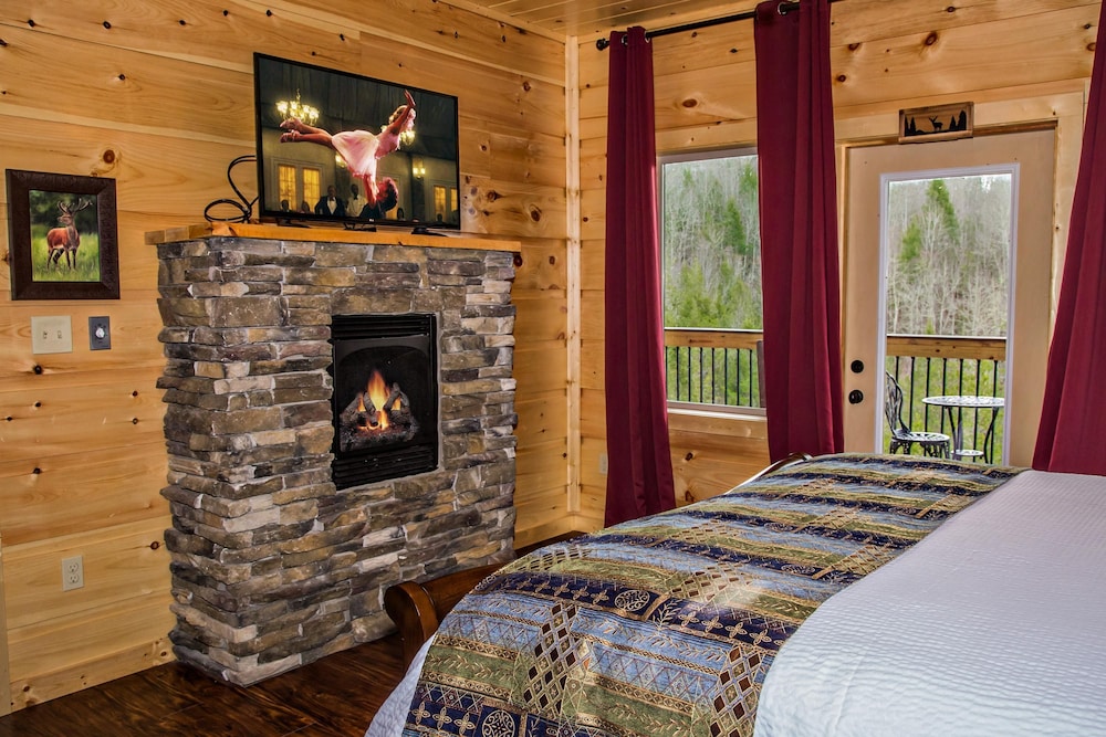 Breathtaking 14BR Cabin: Elevator Views Games Hot Tubs Galore, Billede 23