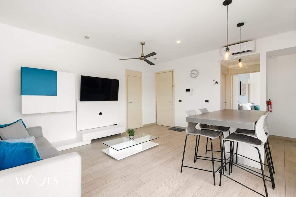 1 Br. W/5th Avenue View Steps From the Beach