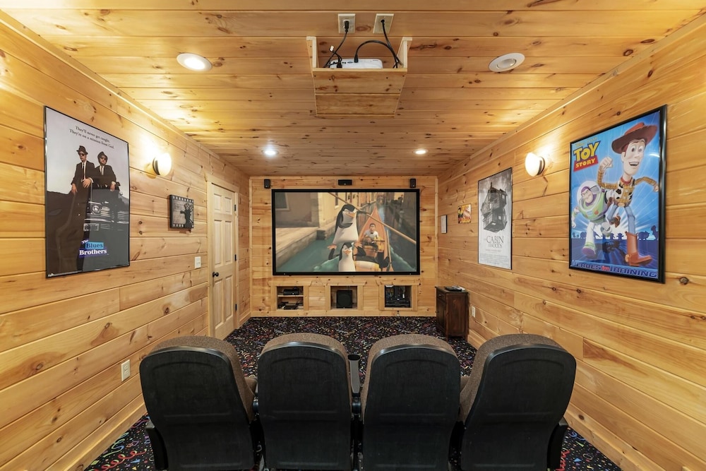A Suite Mountain View - 4 Bedrooms, 4 Baths, Sleeps 12 Home by RedAwning