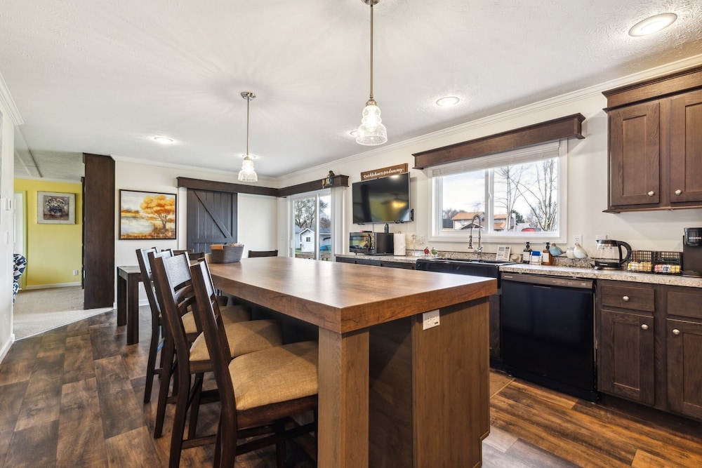 Sunsets & Serenity: Port Clinton Waterfront Stay 3 Bedroom Home
