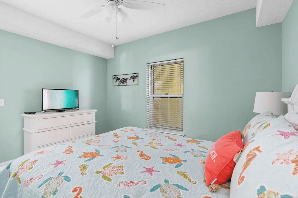 Beach Breeze by Avantstay Beachfront, Beach Chairs Included, 2 Pools!