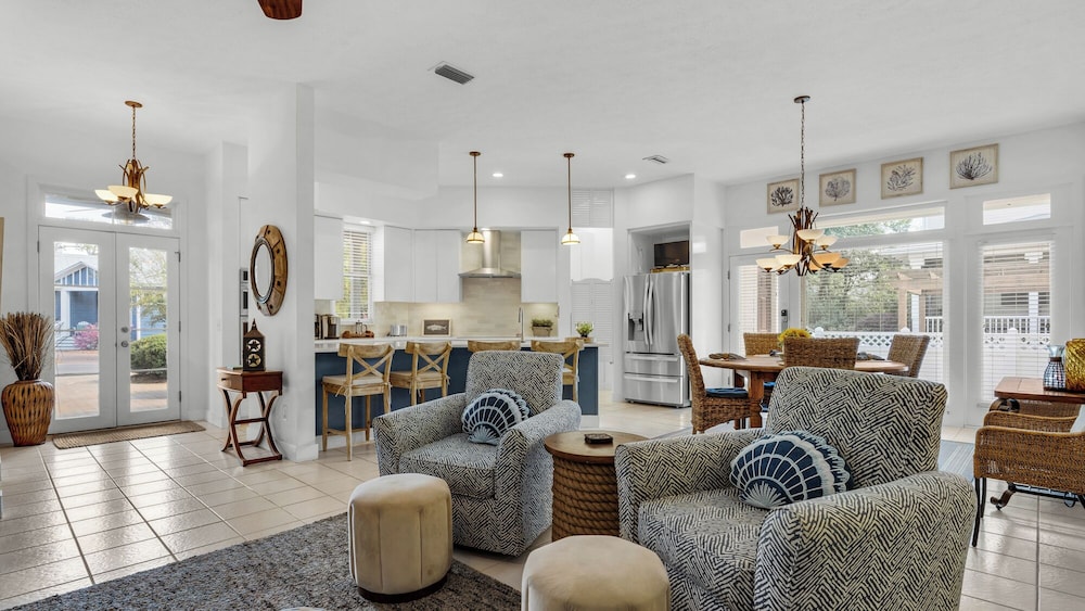 Charming Beach Cottage, 2 Pools and Tennis Access + Free Attraction Tickets!