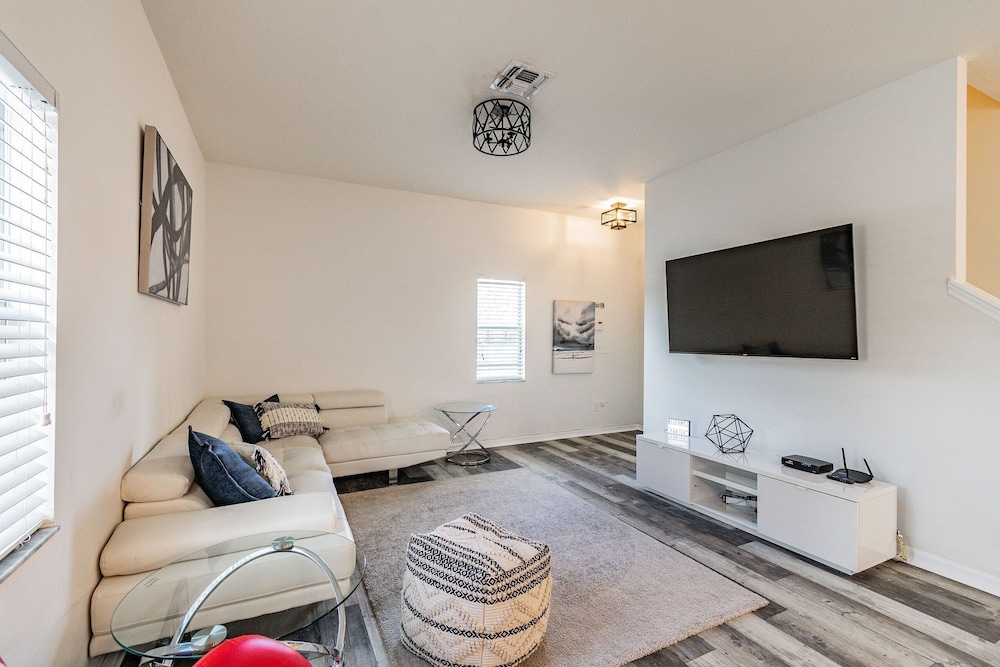 4BR Townhome w/ Pool in Bella Vida Resort