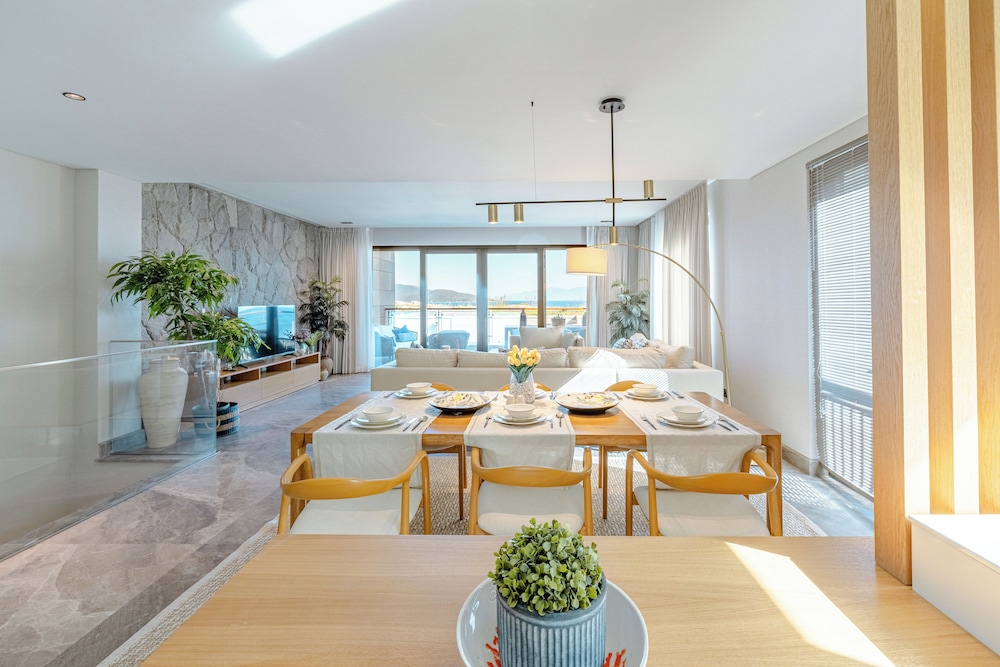 3-Bedroom Beachfront Villa with Hotel Amenities