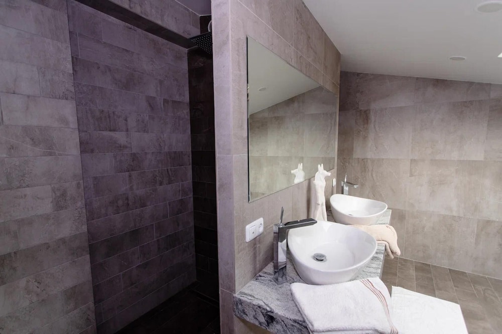 4 Bed Villa Estate Sleeps 7 - Pool, Garden, Sauna