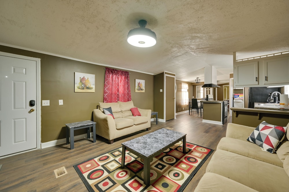 8 Mi to Dtwn Greenville: Bethel Home w/ Yard