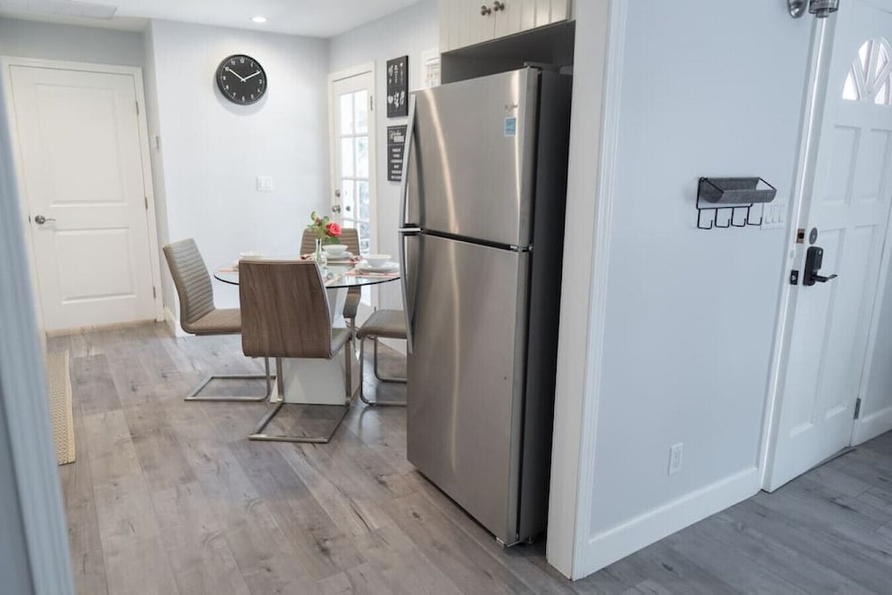 Updated 1BR House in Glendale With Private Fenced Yard p55