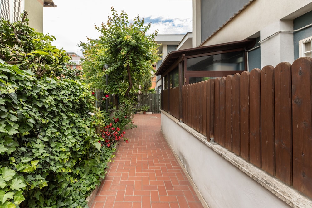 Lambertone Suburban House