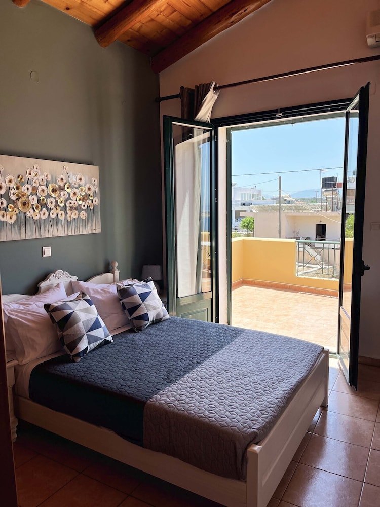 Skandalis Traditional Suites