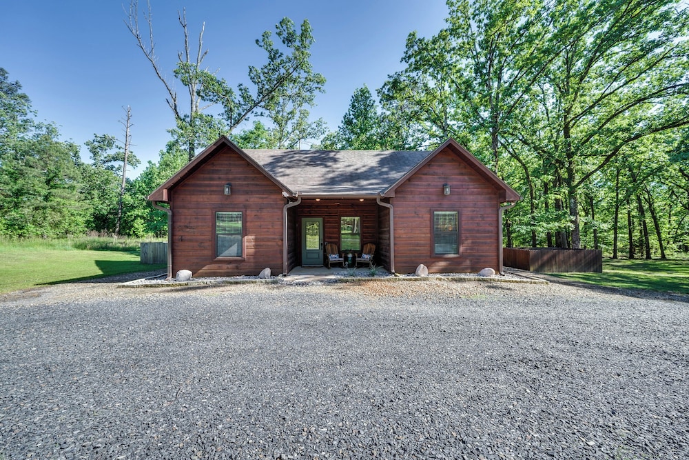 Walk to Restaurants: Hot Tub Haven in Broken Bow!