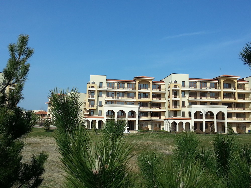 Lighthouse Luxe Estate Apart & Villas