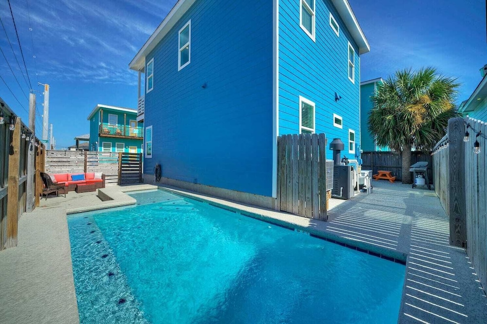 Sleeps 24, 2 Homes 2blocks to the Beach, Pool, Game Room, Patio w/ Outdoor Bar