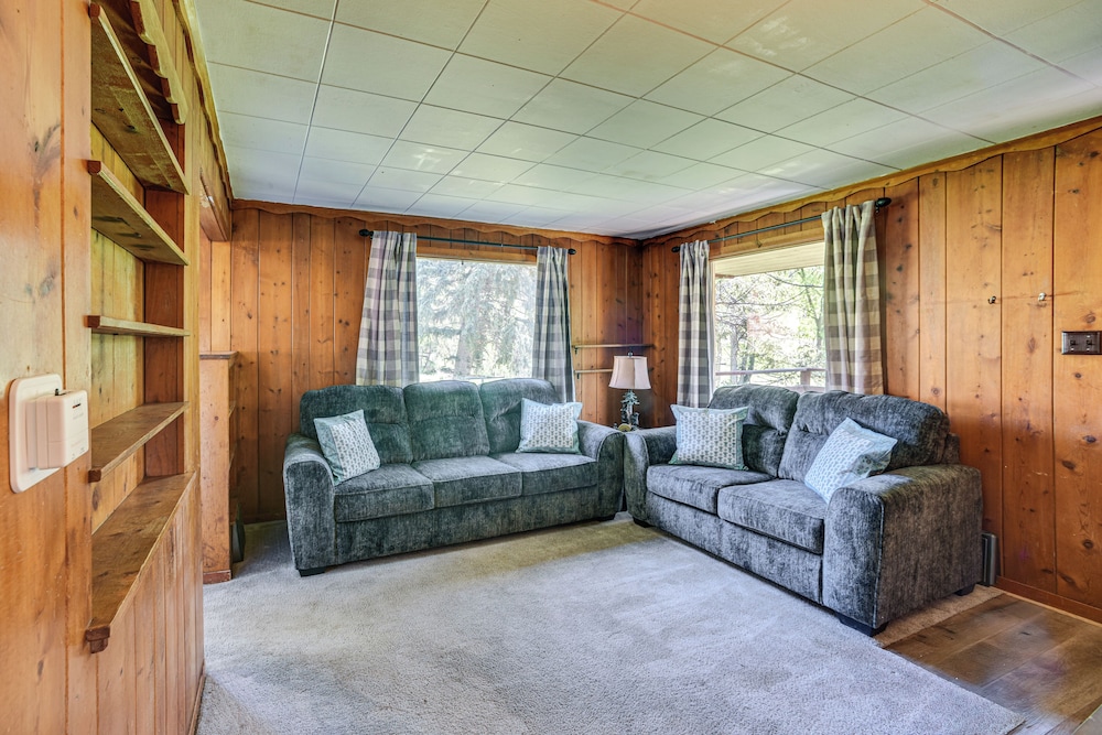 Dog Friendly: Cabin w/ Yard & Mtn Views in Cascade