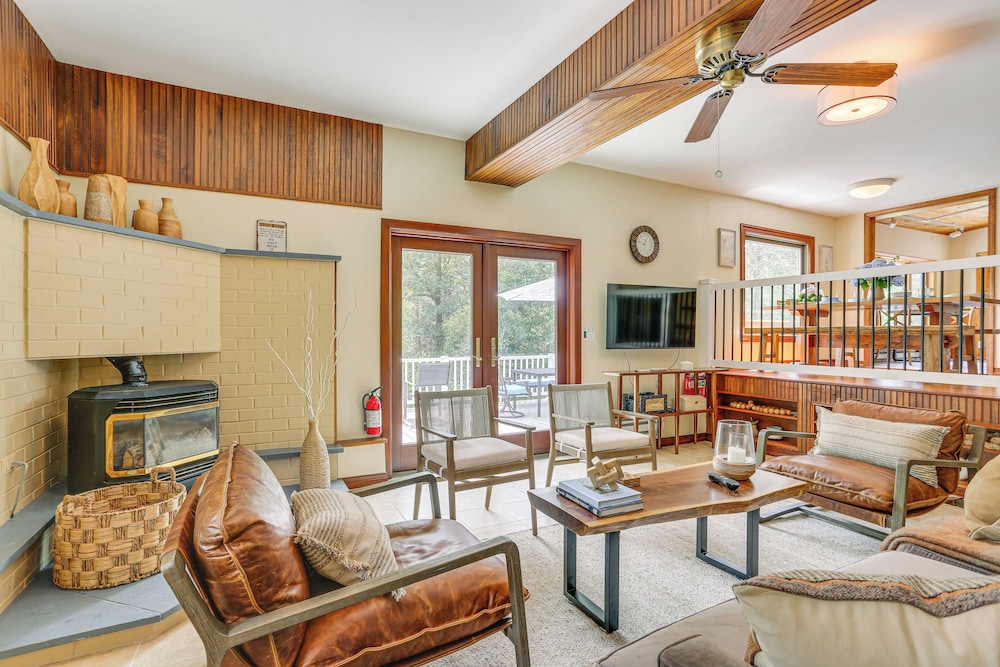 13 Mi to Ski Big Bear: Updated Getaway w/ Deck