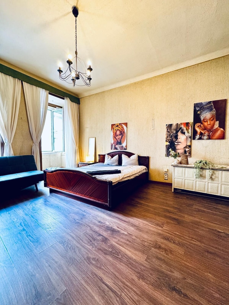2BR Apartment for 5 Near Stadthalle