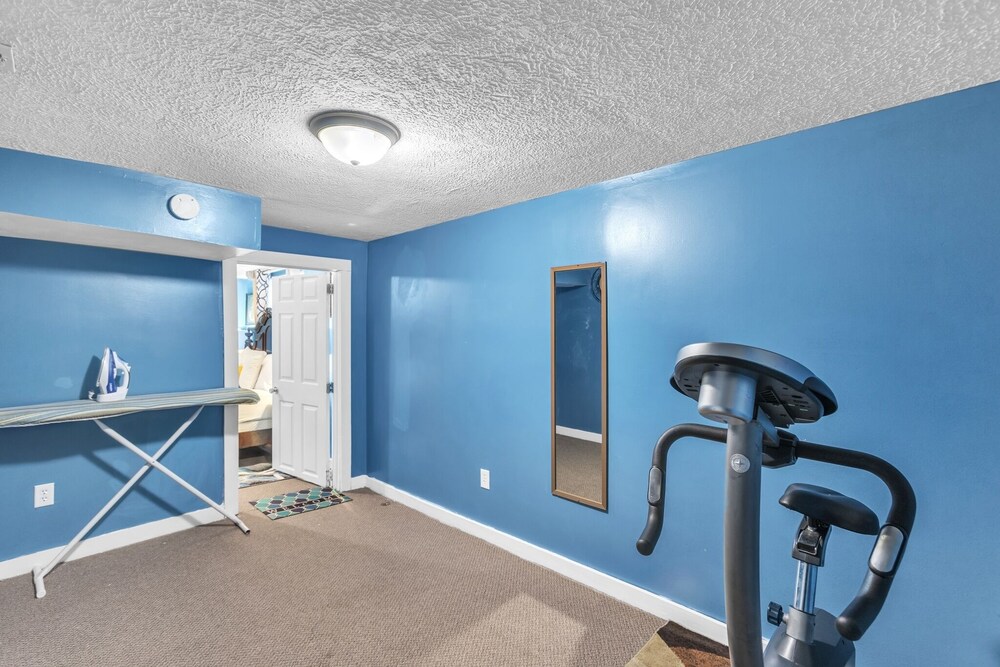 Lovely PET FRIENDLY three bedroom in desirable Urbandale Location! 3 Home by RedAwning view 3