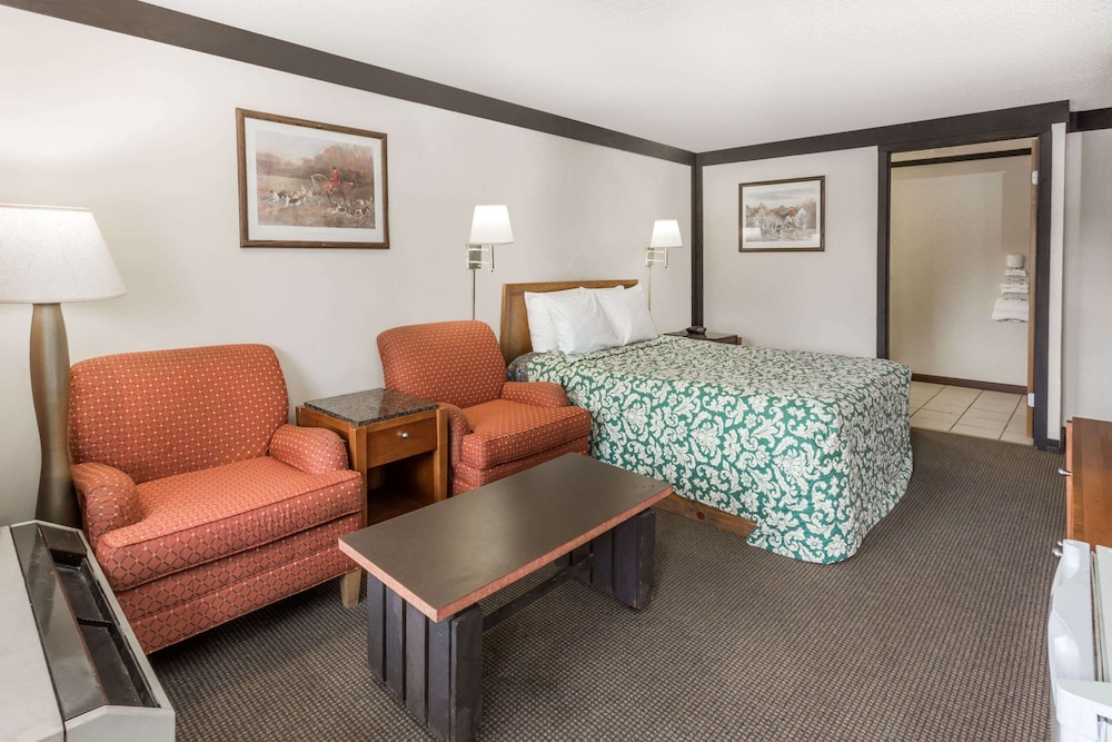 Mount Pleasant Vacations - Knights Inn Racine - Property Image 12