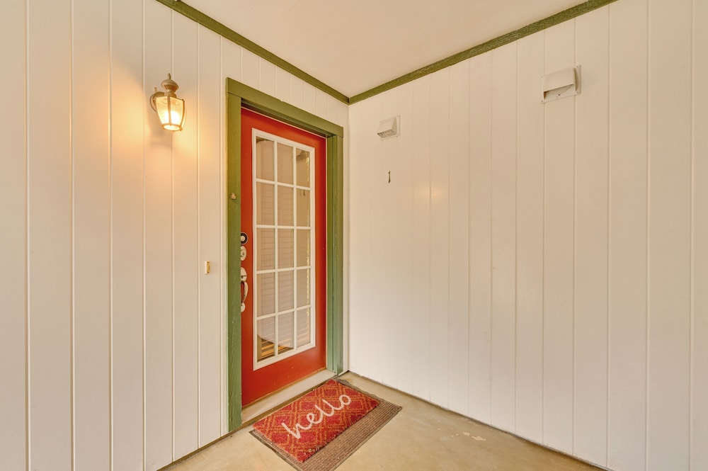 Walk to SFA Campus: Pet-friendly Nacogdoches Condo