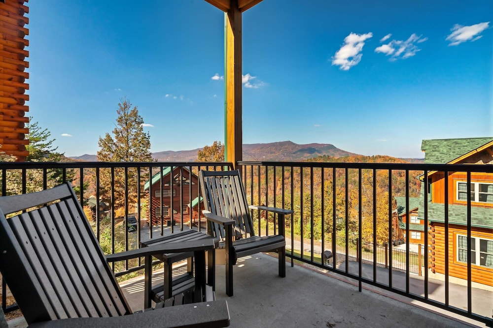 2 Homes Firefly Trail Way by Avantstay Sleeps 28, Indoor Pool + Hot Tub + Movie Theater & Game Room