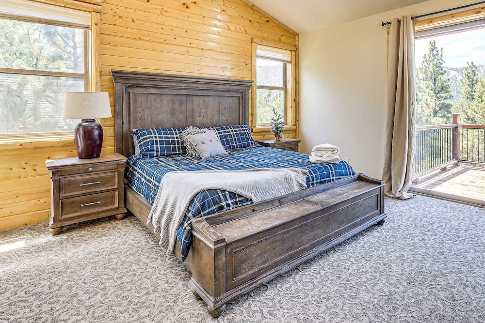 Hot Tub + Game Room: Mtn-view Retreat in Big Bear!