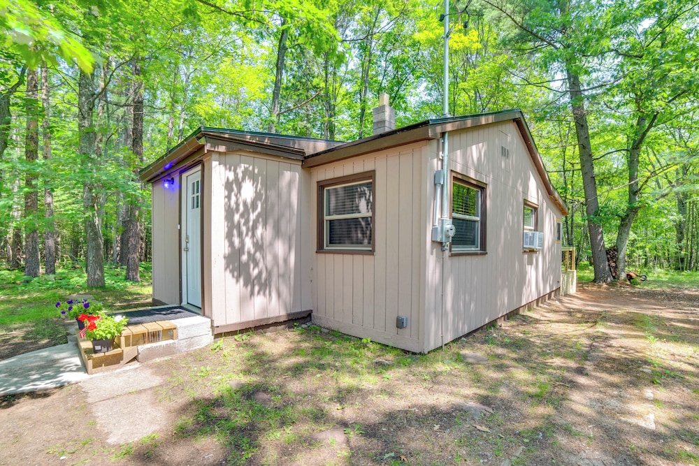 Sunroom, Deck & Grills: Marquette Cottage! view 3