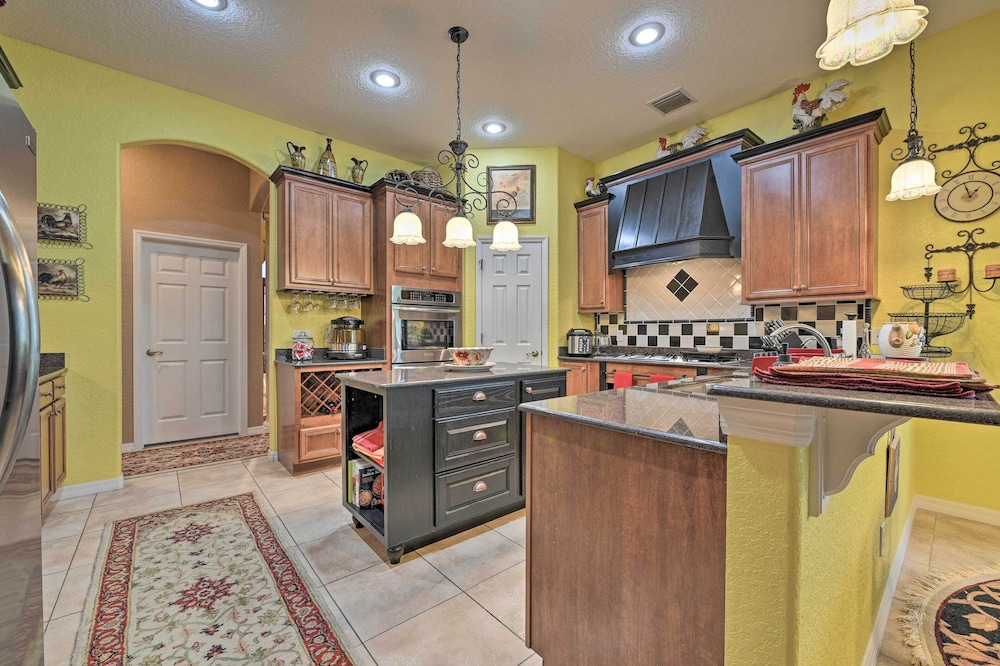 Elegant Valrico Home ~ 15 Mi to Downtown Tampa!